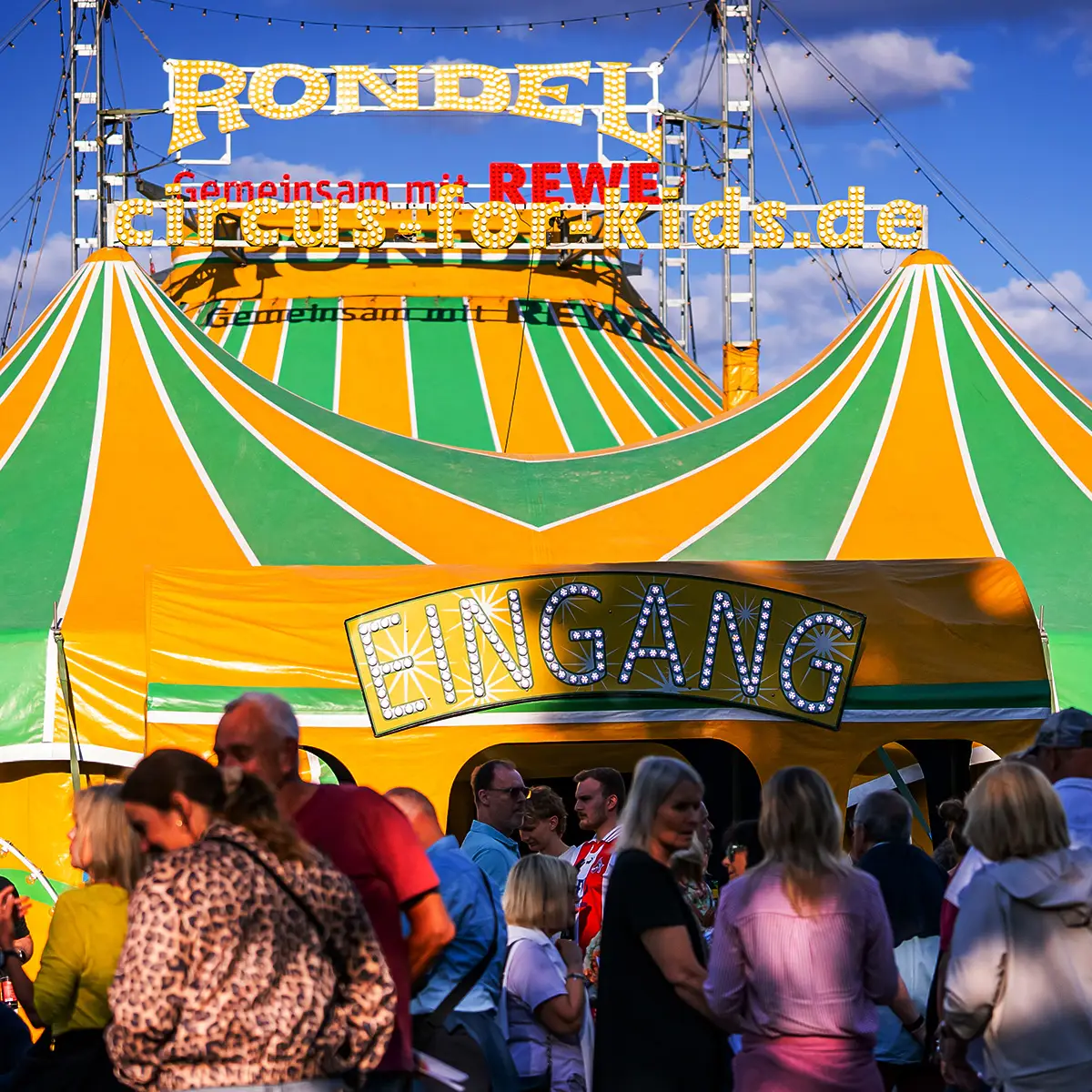 Der Eingang der Zirkuskapelle.